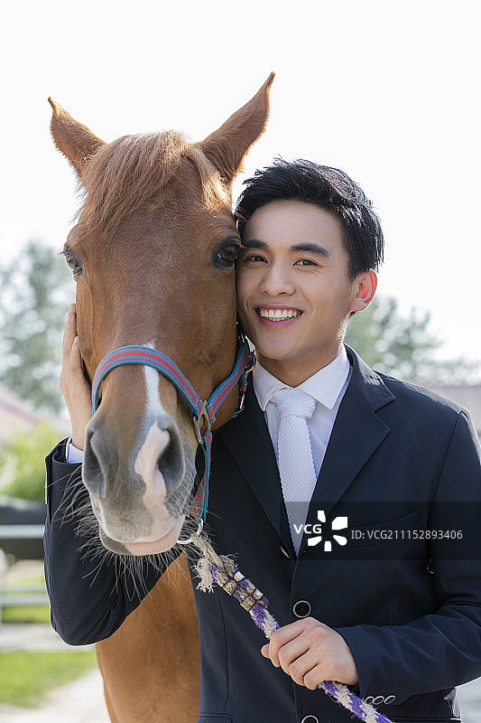 青年男人和马图片素材