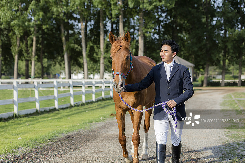 青年男人和马图片素材