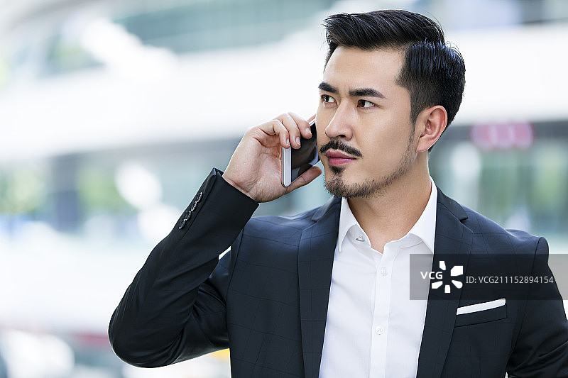 商务男士使用手机图片素材