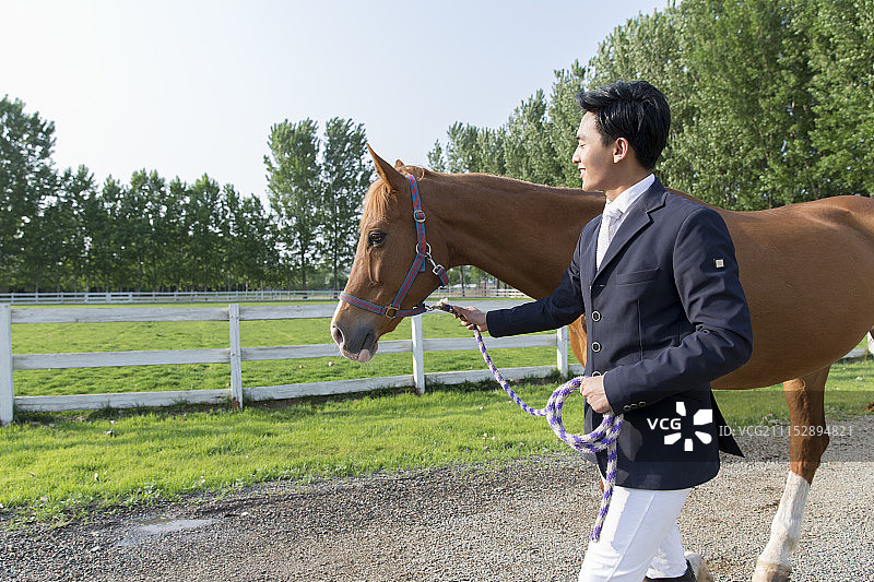 青年男人和马图片素材