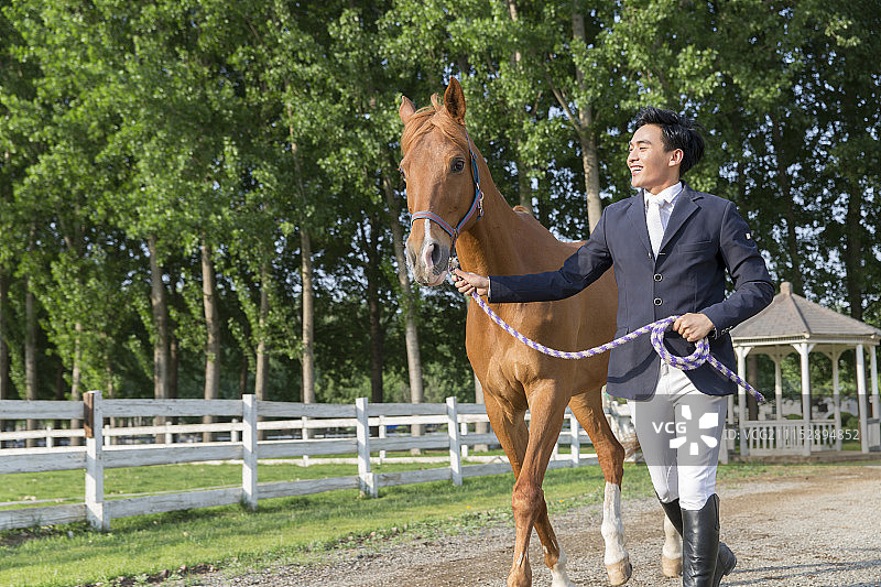 青年男人和马图片素材