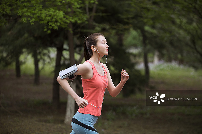 在公园里跑步的年轻女性图片素材