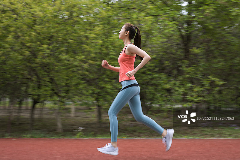 在公园里跑步的年轻女性图片素材
