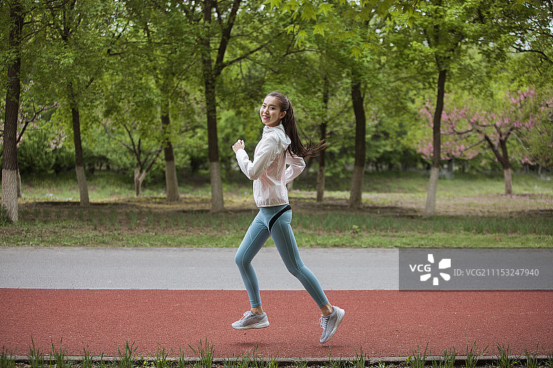 正在跑步的年轻女性图片素材