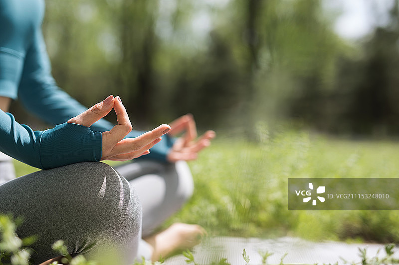 做瑜伽的青年女性图片素材
