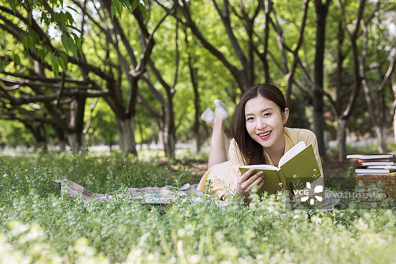 在户外读书的大学生图片素材