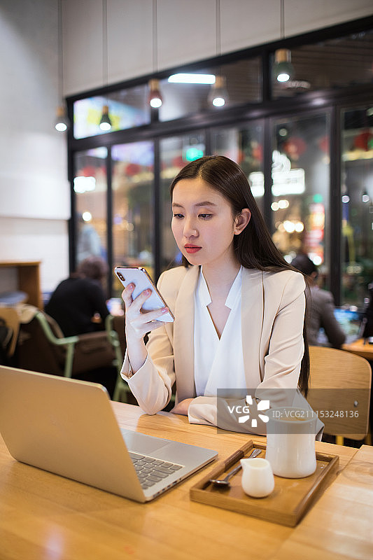 工作的年轻女白领图片素材