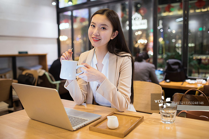 工作的年轻女白领图片素材