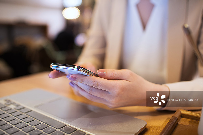 工作的年轻女白领图片素材