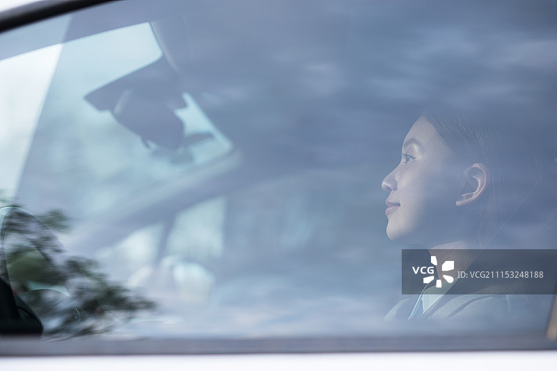 正在开车的年轻女性图片素材