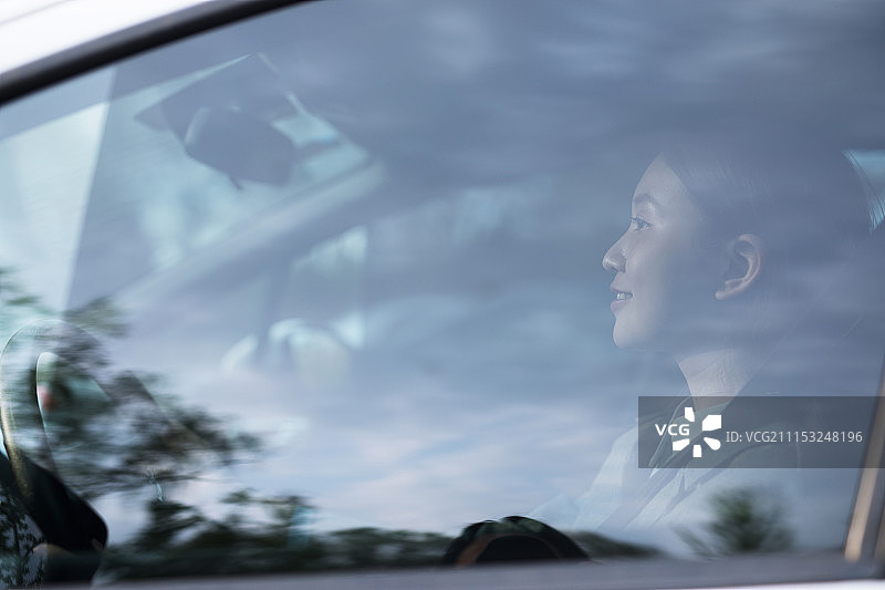 正在开车的年轻女性图片素材