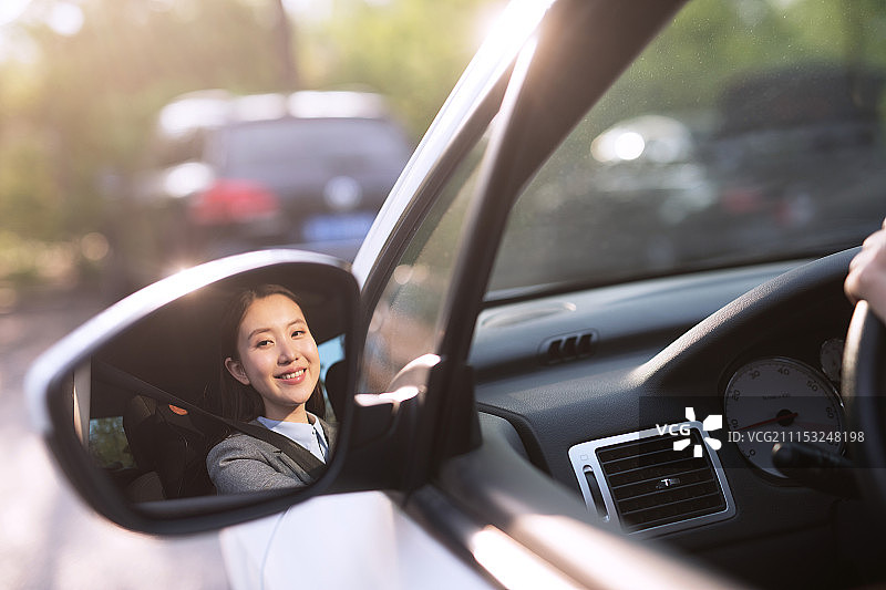正在开车的年轻女性图片素材