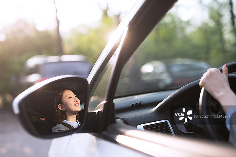 正在开车的年轻女性图片素材