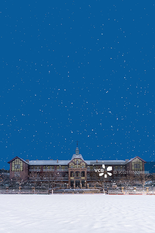 雪夜里的欧式建筑图片素材