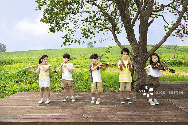 学前儿童户外演奏乐器图片素材