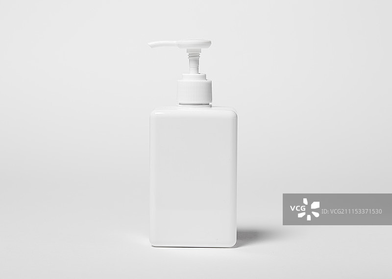 白色背景上的洗发水摄影图片素材