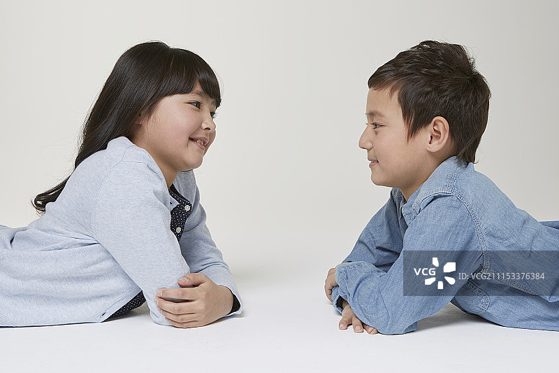 青少年男女脸对脸躺着的摄影照片图片素材