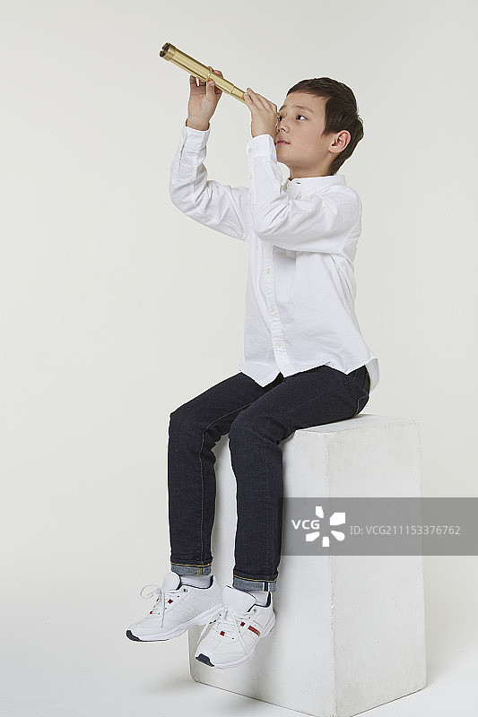 少年坐着望远镜图片素材