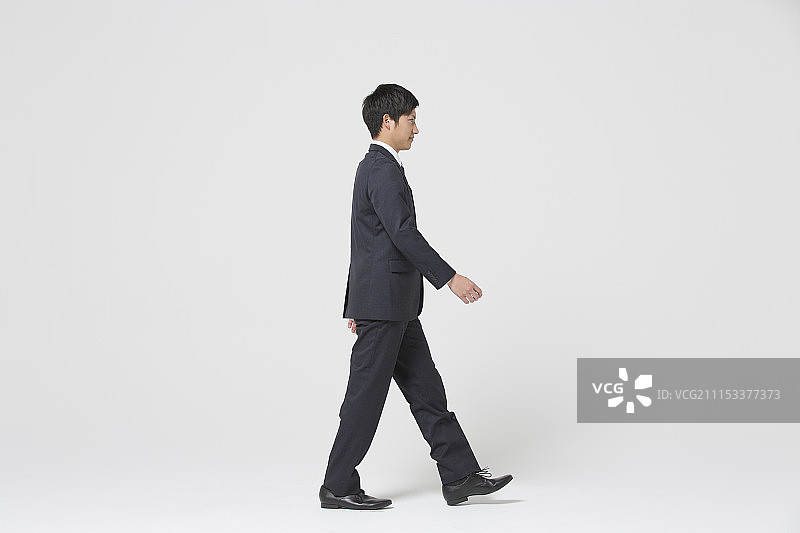 在白色背景上行走的年轻商人图片素材