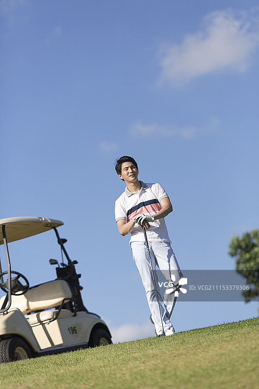 男人在高尔夫球场上手持球童图片素材