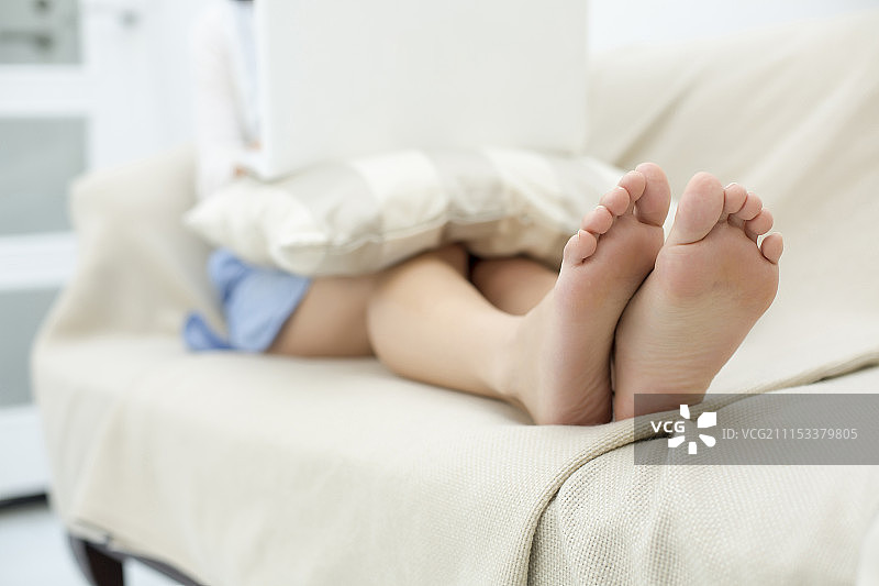 女人在沙发上放松的脚部特写图片素材