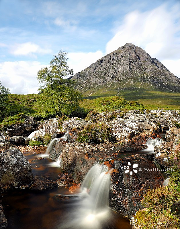 Buachaille Etive Mor和瀑布，苏格兰图片素材
