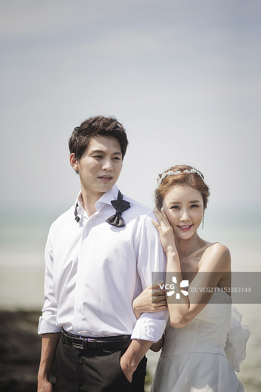 身穿婚纱的女人依偎着男人图片素材