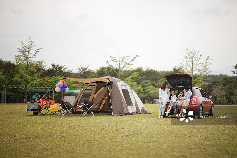 公园里的家庭露营图片素材