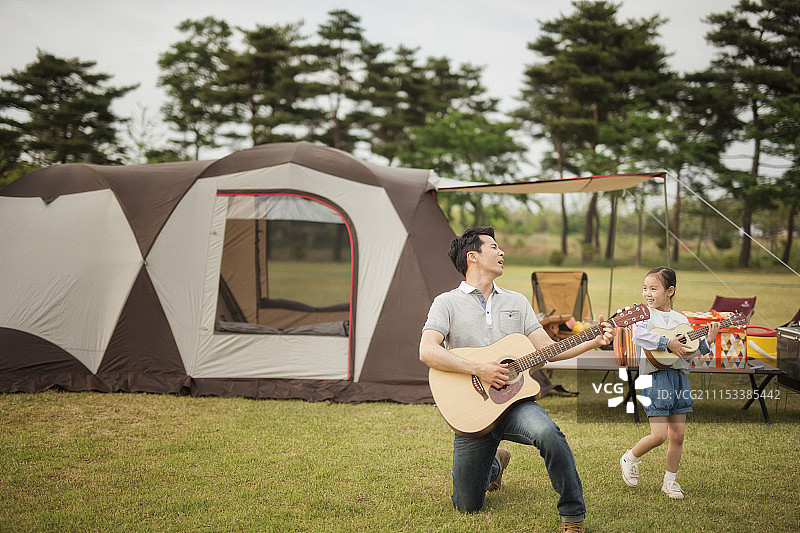 男子和女儿一起弹吉他图片素材