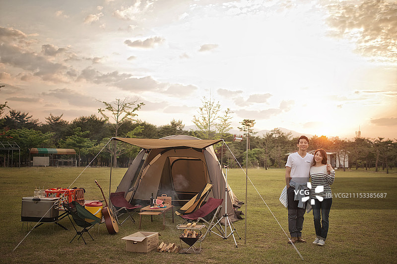 男女在公园露营图片素材