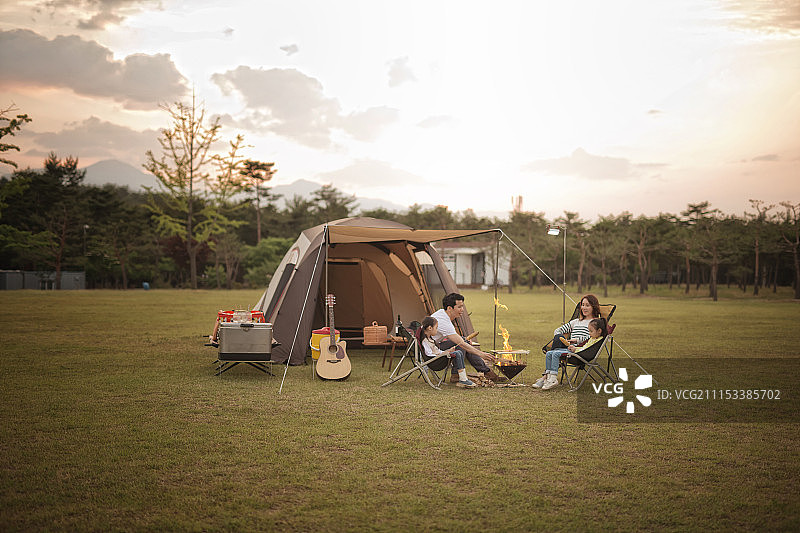 公园里的家庭露营图片素材