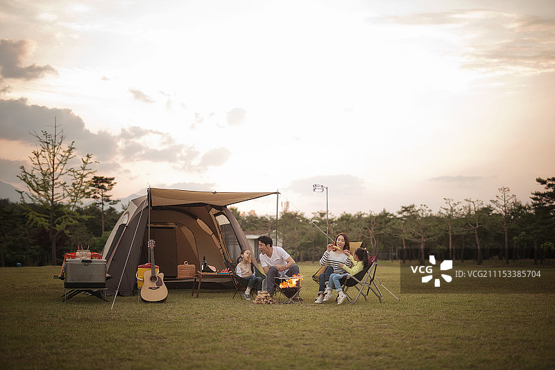 公园里的家庭露营图片素材