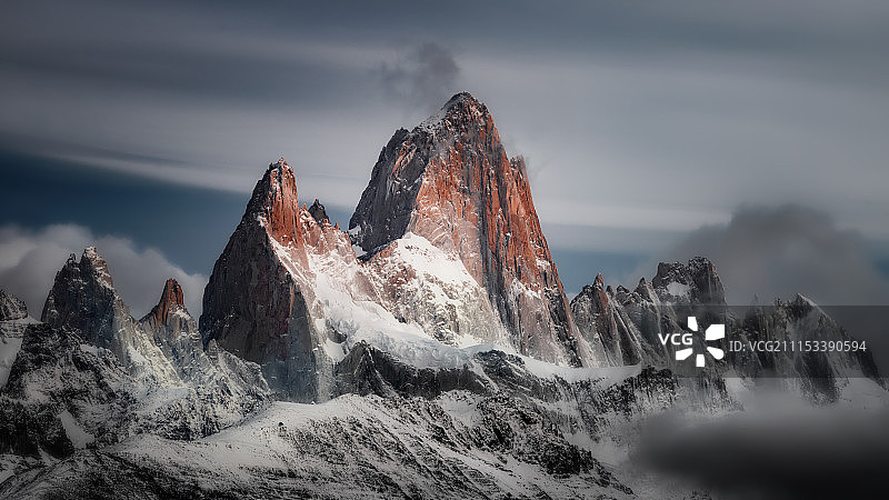 菲茨罗伊峰上的小云朵图片素材