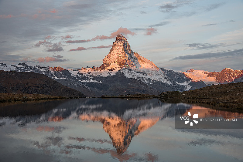 马特洪峰倒影图片素材