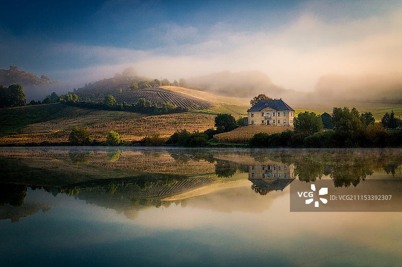 梦幻房屋倒影图片素材
