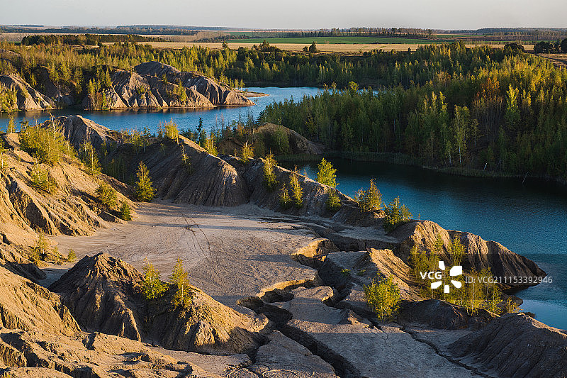 高角度俯瞰树丛中的河流图片素材