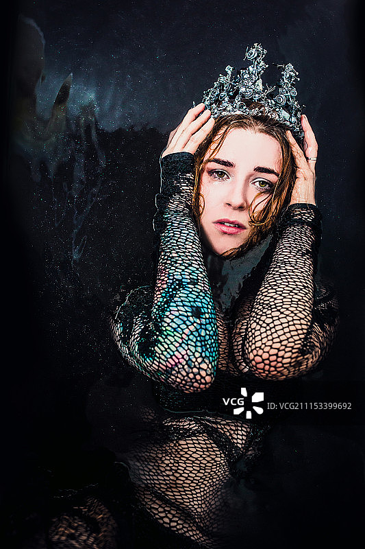 从黑暗的水中出来图片素材