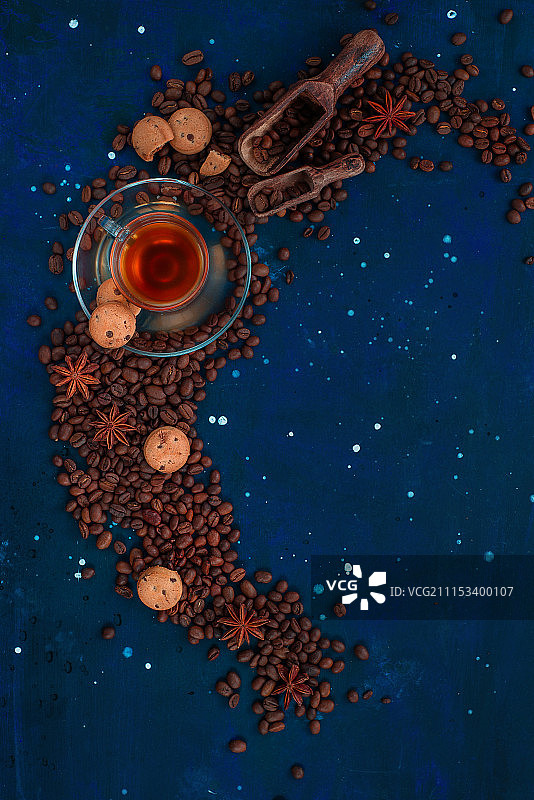 弧形构图中的玻璃浓缩咖啡杯（顶部视角，深色食物摄影）图片素材