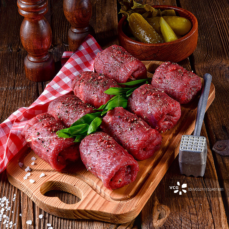 美味新鲜的生牛肉卷图片素材