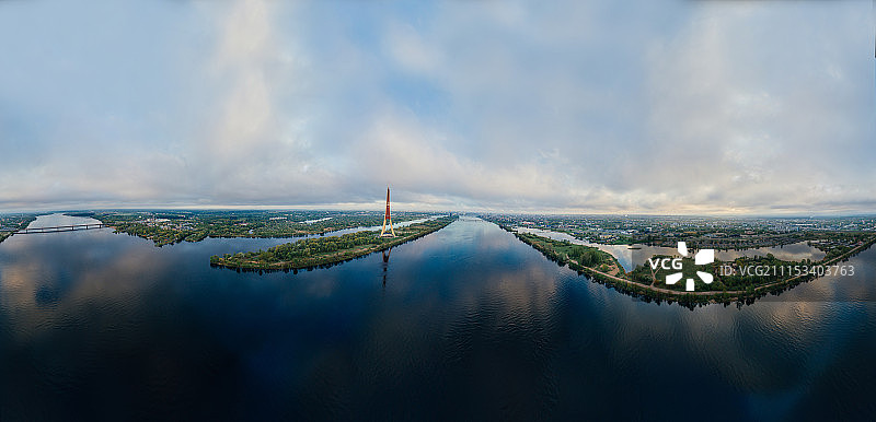 带有球形行星的电视塔。拉脱维亚里加市的桥梁和房屋360度VR无人机虚拟现实图片图片素材