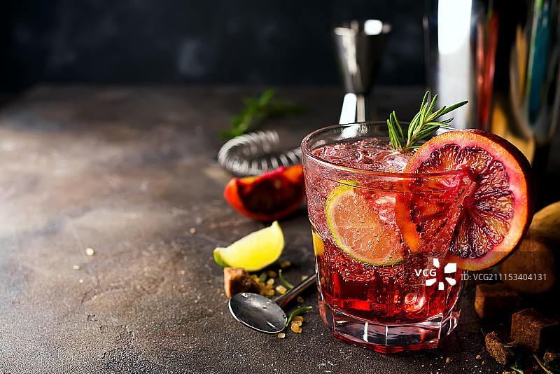 用葡萄柚装饰的灰狗鸡尾酒特写图片素材