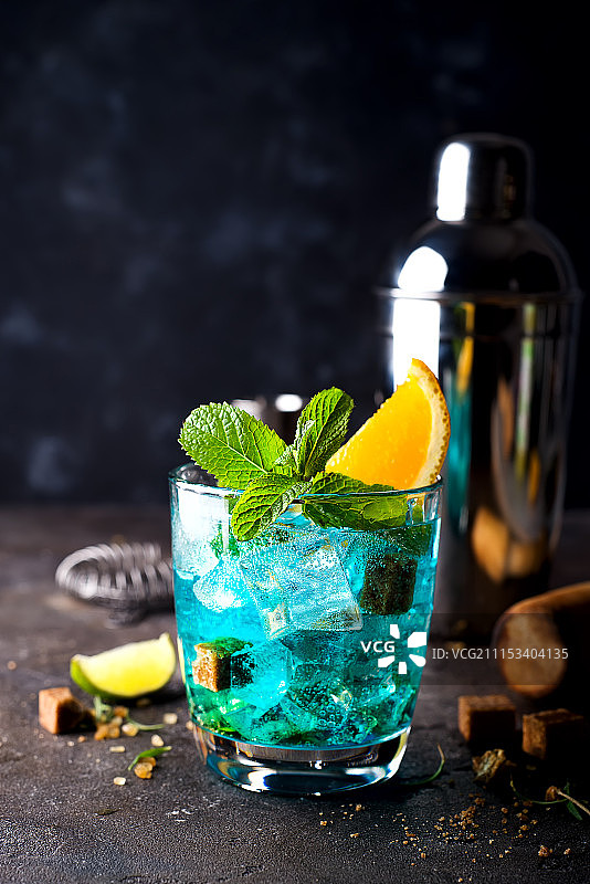 深色混凝土背景上的蓝色夏威夷泻湖鸡尾酒图片素材