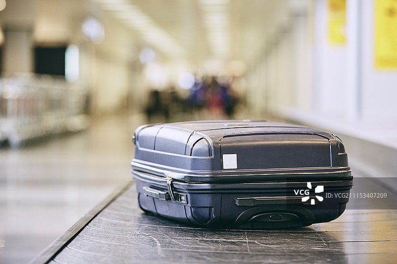 行李领取处的旅行箱图片素材