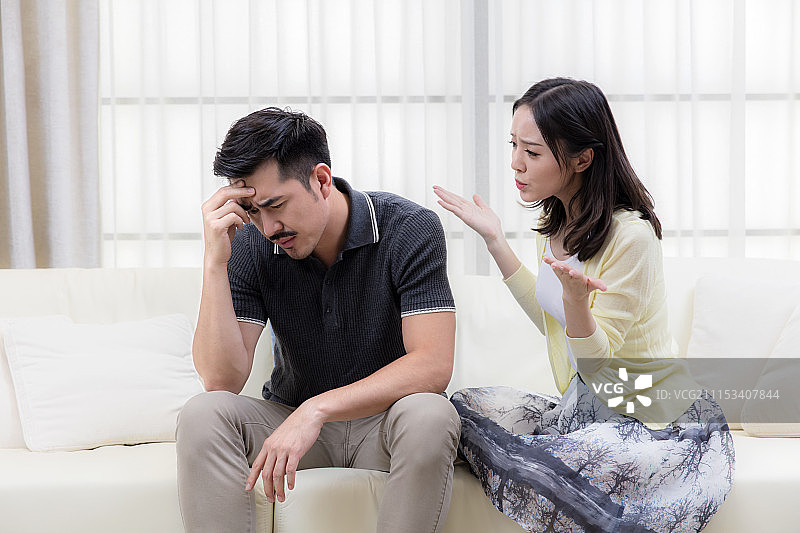 年轻的夫妻在客厅图片素材