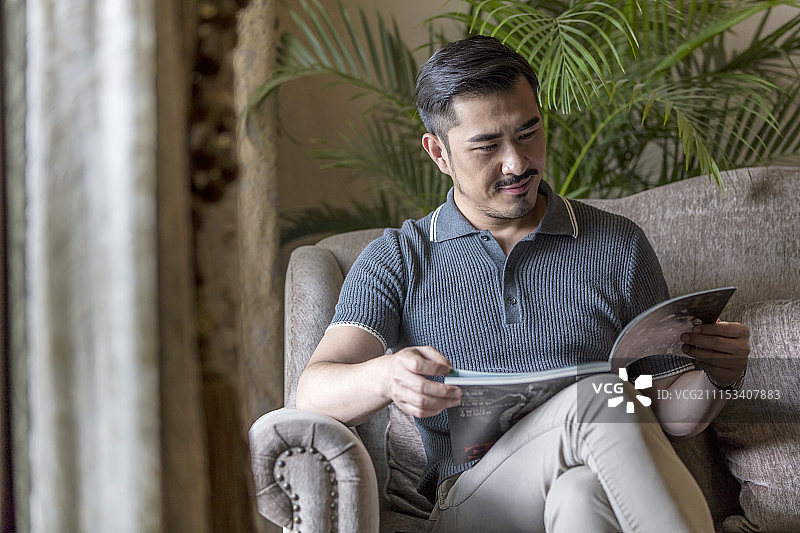 年轻的商务男士在客厅图片素材