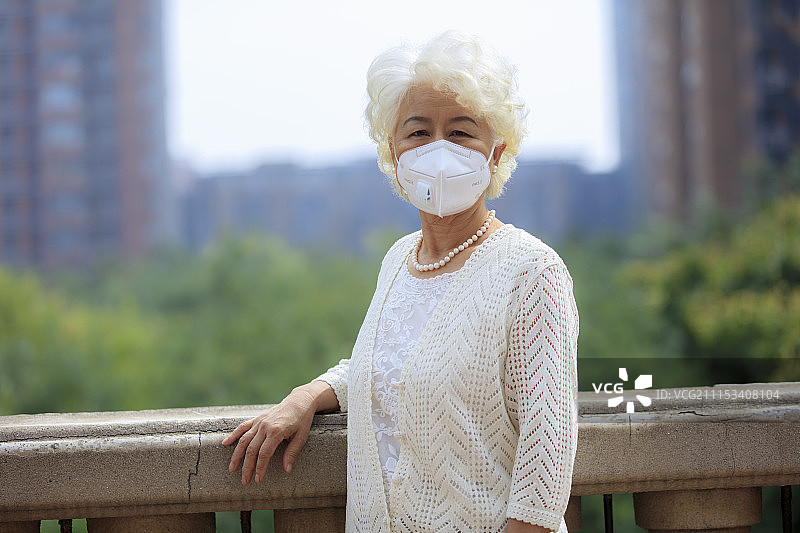 戴面罩的人图片素材