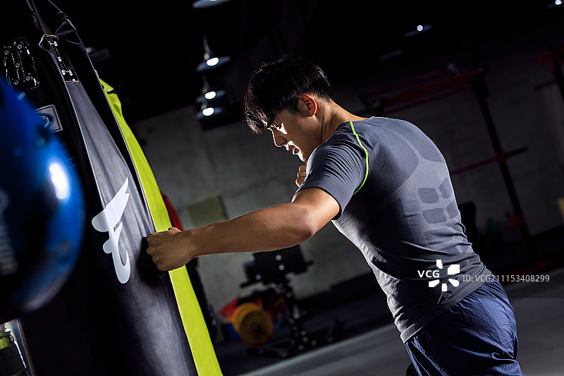 青年男士在健身房图片素材