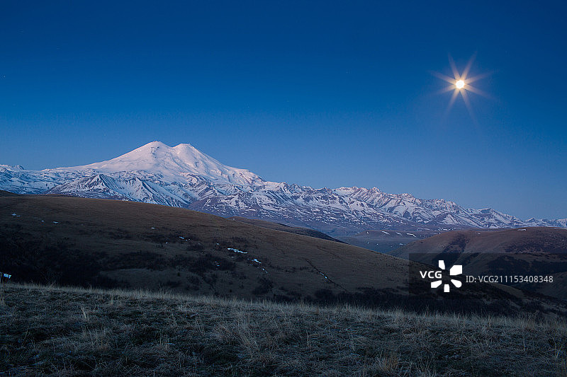 厄尔布鲁士山月光下的夜景图片素材