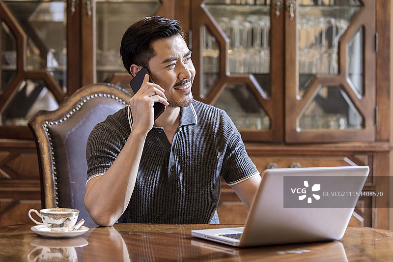 年轻的商务男士在书房图片素材