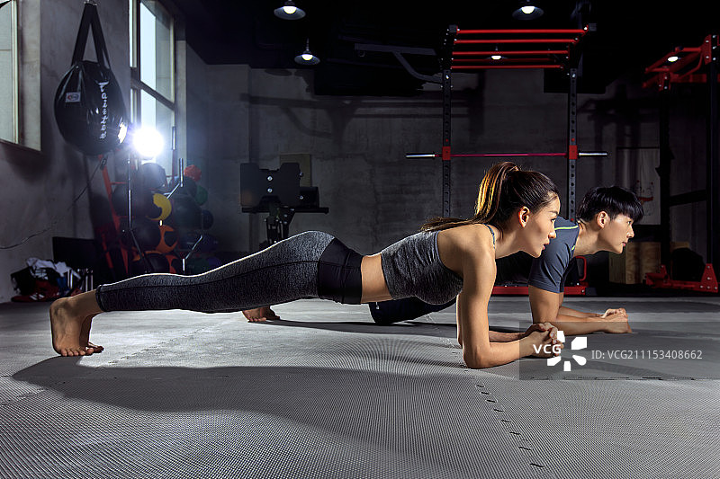 青年女人在教练的指导下健身图片素材
